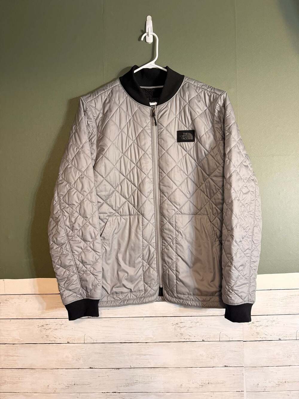 The North Face Mens Jester Quilted Bomber Jacket Gray Sherpa Lined Large